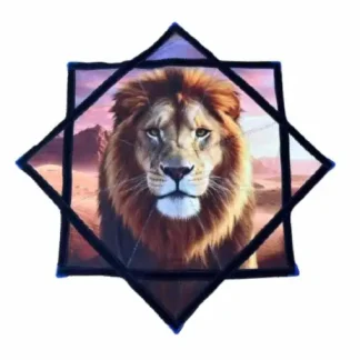 דאפו Lion King אריה ריאליסטי על רקע סוואנה במידה של 69X69 ס"מ ובמשקל של 340 גרם עם תפר זיג-זג חזק, עיצוב מרשים בעל נוכחות מתאים למתחילים ולמקצוענים.