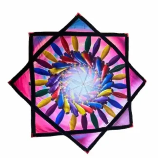 דאפו Rainbow Club, מנדלה של קלבים צבעונים בצבעי הקשת במידה של 69X69 ס"מ ומשקל של 340 גרם עם תפר זיג-זג חזק למתחילים ולמקצוענים, מתאים לבמה ולמסיבות.