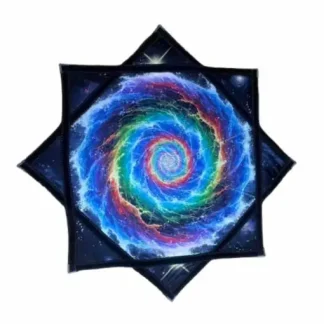 דאפו Galaxy Spiral עם גלקסיה ספירלית קוסמית מהפנטת בצבעי הקשת, מגיע במידה של 69X69 ס"מ ומשקל של 340 גרם עם תפר זיג-זג חזק מתאים למתחילים ולמקצוענים.