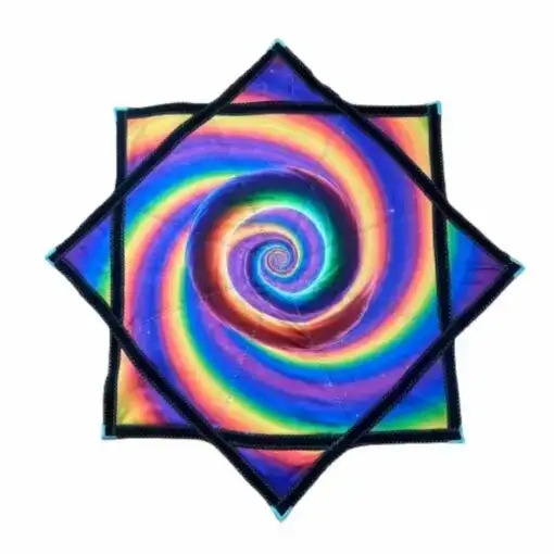 דאפו Rainbow Spiral בדוגמת ספירלה צבעונים בגווני הקשת המלאה, מגיע במידה של 69x69 ס"מ, משקל 340 גרם, תפר זיגזג צפוף בשוליים, מתאים מגיל 6 ומעלה.